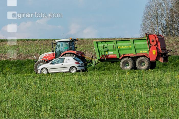 Auto überholt Traktor