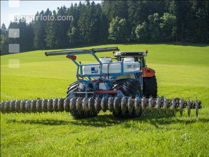 Flüssigdünger Injektor am Grünland 3