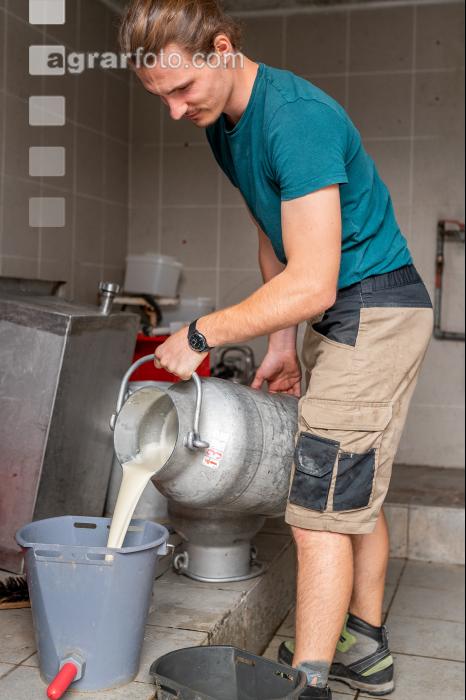Bauer mit Milchkannen 1